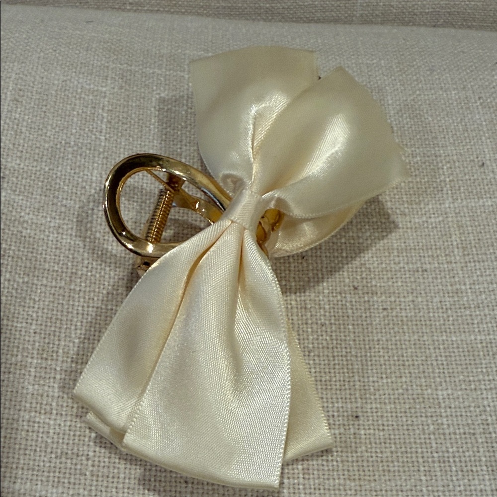 Elegant Cream Bow Hair Clip